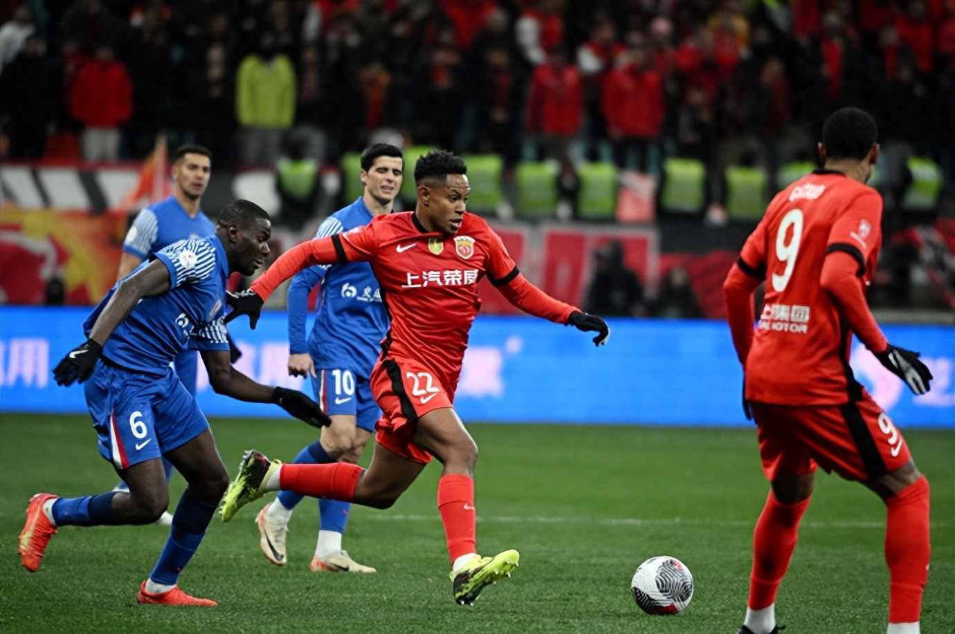 上海申花冲刺阶段防线松动,志在法国杯名次提升,赛场秩序良好,赛季目标并未改变 上海申花冲刺阶段防线松动,志在法国杯名次提升,赛场秩序良好,赛季目标并未改变