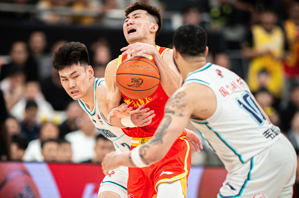 冲刺阶段广厦男篮备战NBA总决赛，门线救险细节曝光，赛场秩序良好，临场指挥获称赞