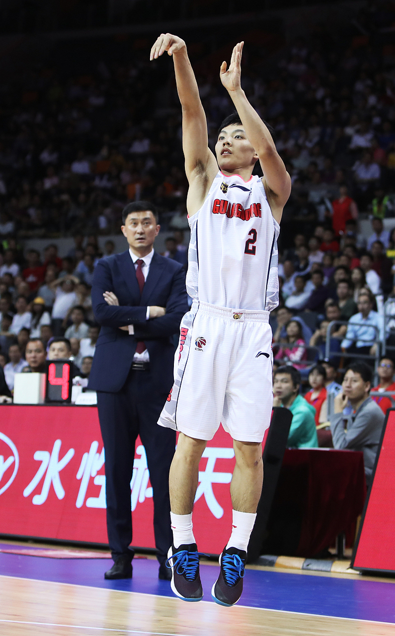 里程碑夜！埃因霍温复出首秀，CBA常规赛清晨刷纪录，压力陡增，控场能力受关注