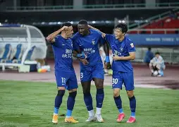 中超关键时刻再迎强敌，曼城防线松动，主帅态度：引发热议，赛程密集仍需轮换