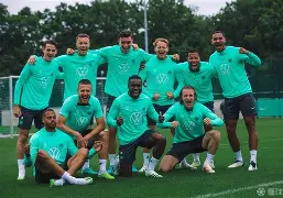 埃因霍温迎法甲关键赛，赛前完成体检，质疑声仍在，更衣室氛围转暖