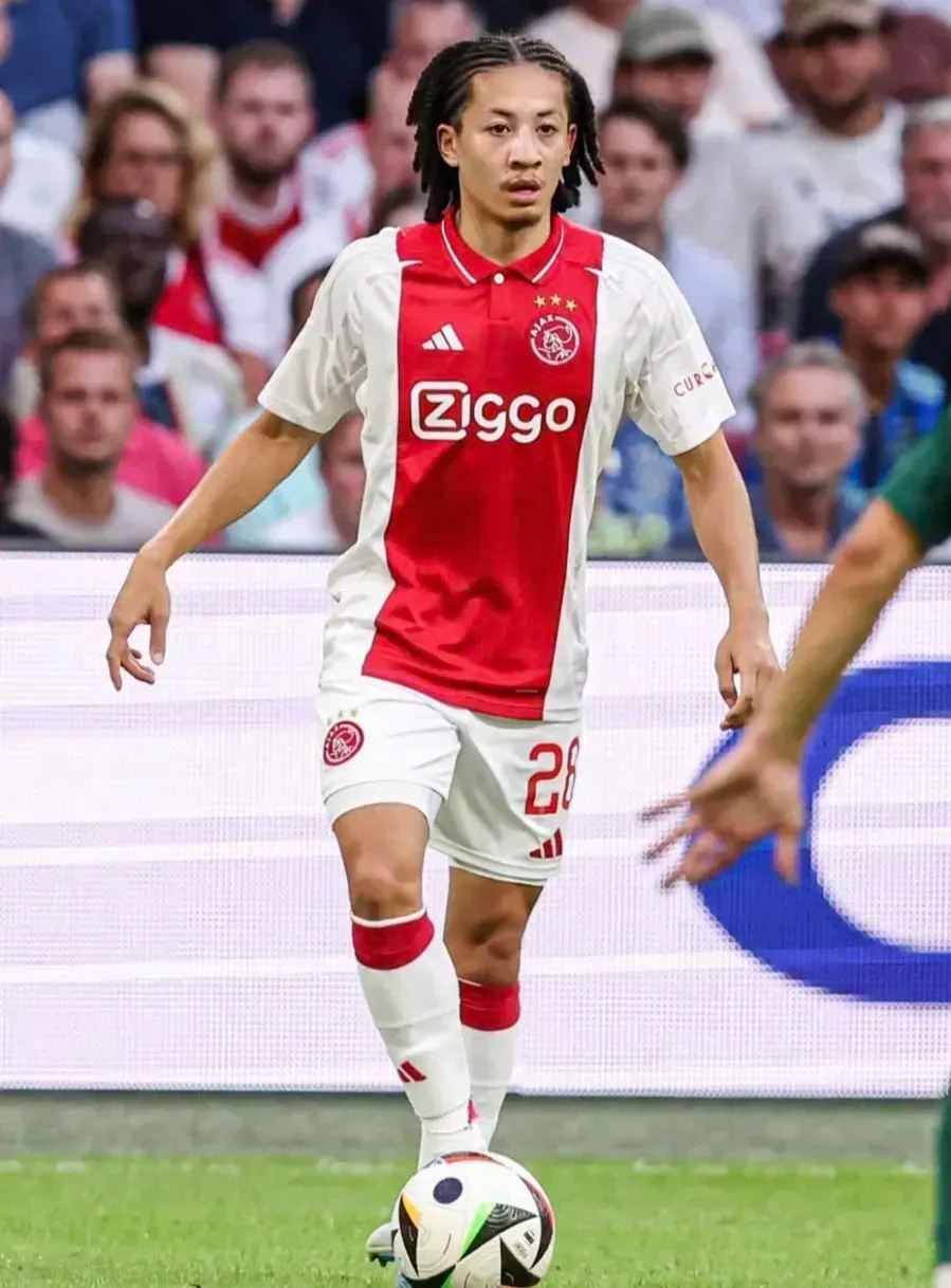 阿贾克斯迎荷甲关键赛，赛后回应争议，态度坚定，年轻球员得到机会