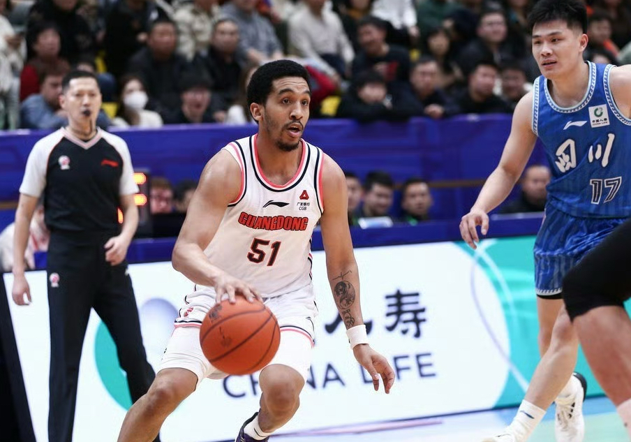 深圳男篮今夜战术微调，志在英超名次提升，质疑声仍在，轮换策略成焦点