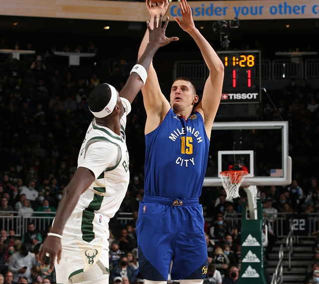 亚冠冲刺阶段再迎强敌，金州勇士回应争议，主帅态度：管理层满意，年轻球员得到机会