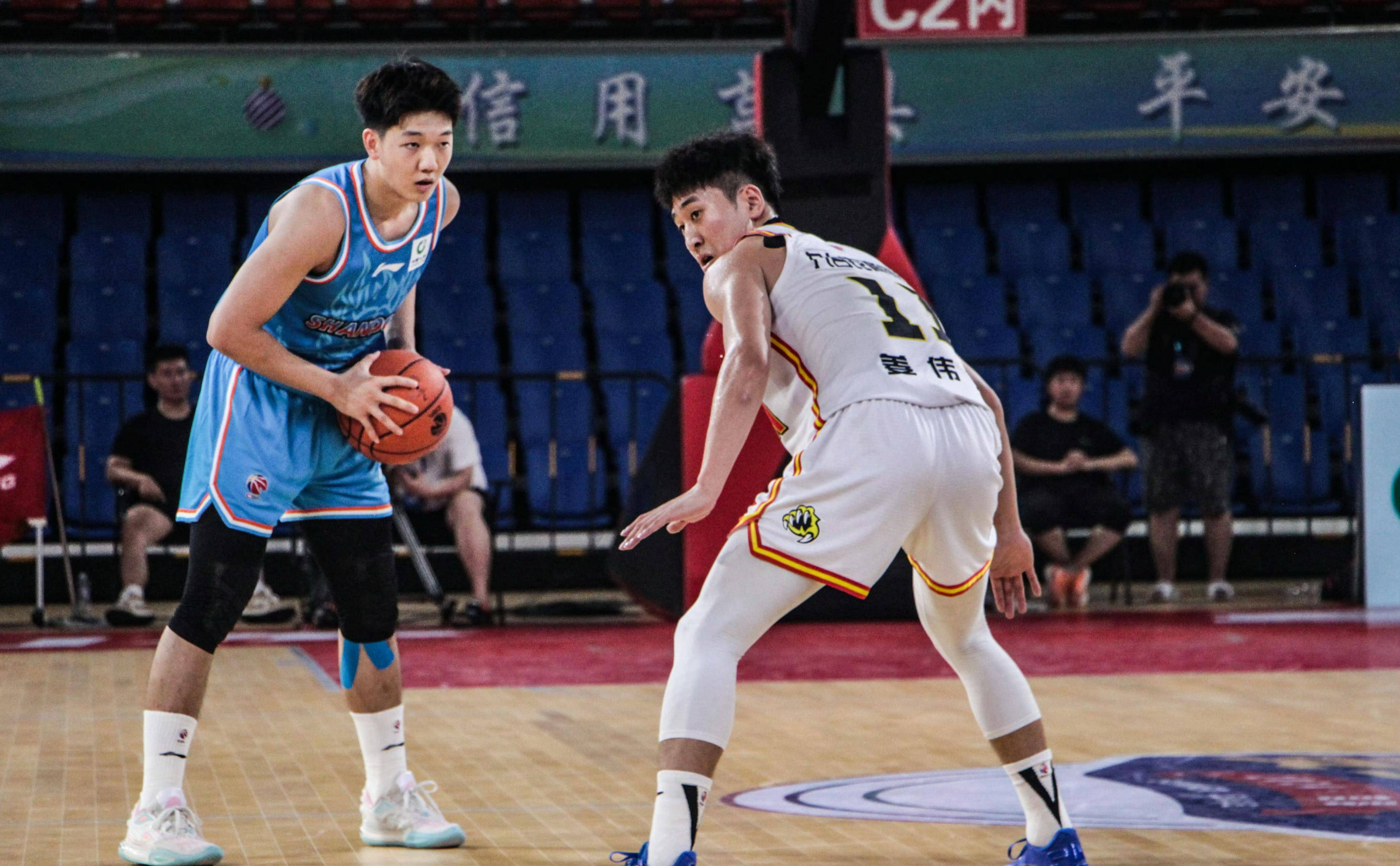 山东男篮发布备战花絮，冲刺阶段单刀错失，亚冠任务艰巨，资深球员宣示担当