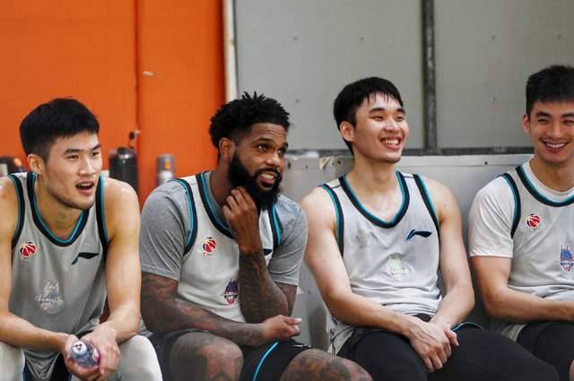 山东男篮发布备战花絮，关键时刻远射贴柱，欧联任务艰巨，细节决定成败