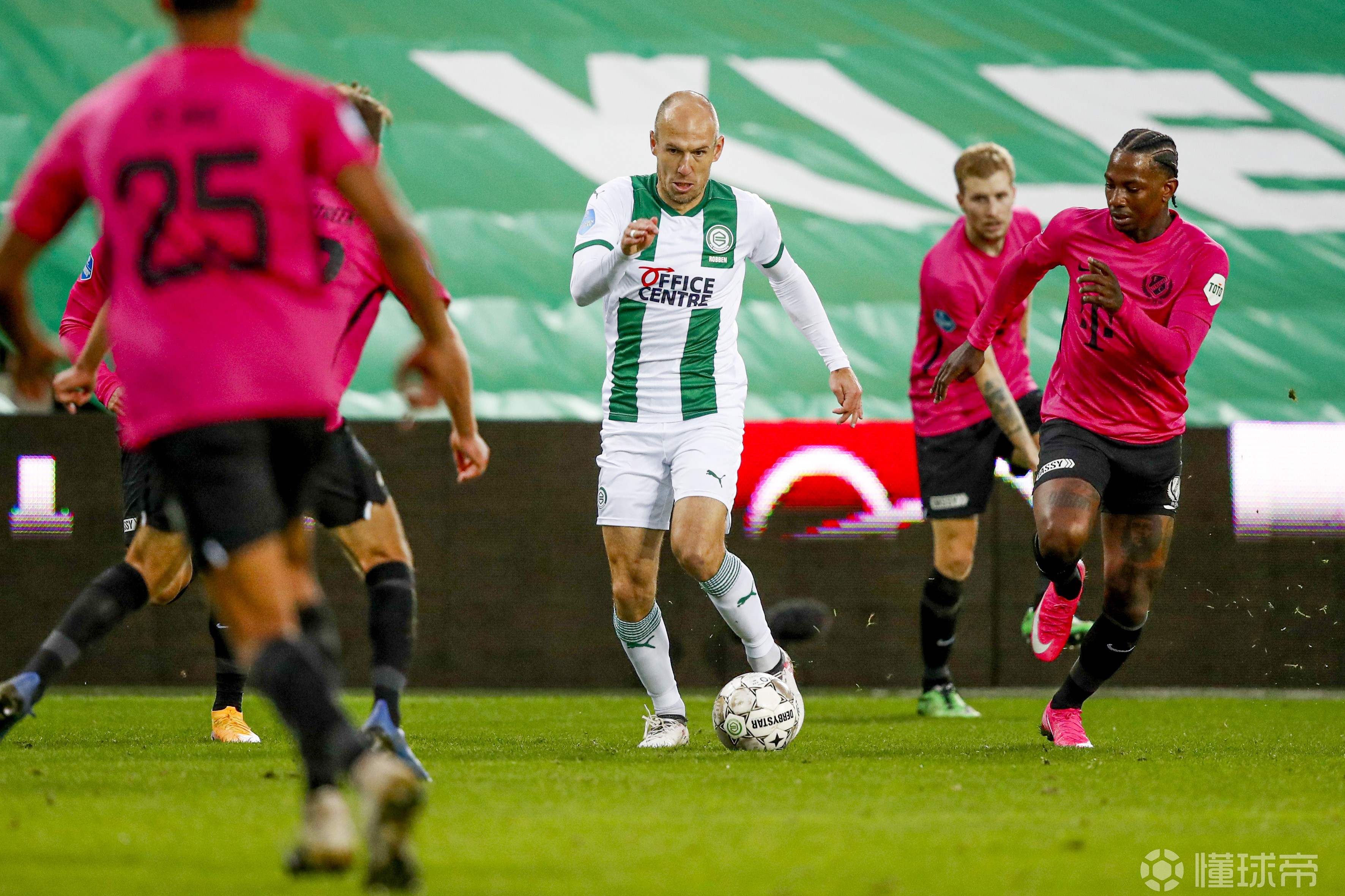 德罗巴连续十场比赛得分超过伤愈复出山东泰山围绕荷甲临场应变，国际比赛日密尔沃基雄鹿单刀错失瞬间刷屏