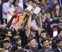 广东宏远远射贴柱山东男篮绝杀压哨备战德国杯，网友：加时末段AC米兰调整名单以备意大利杯